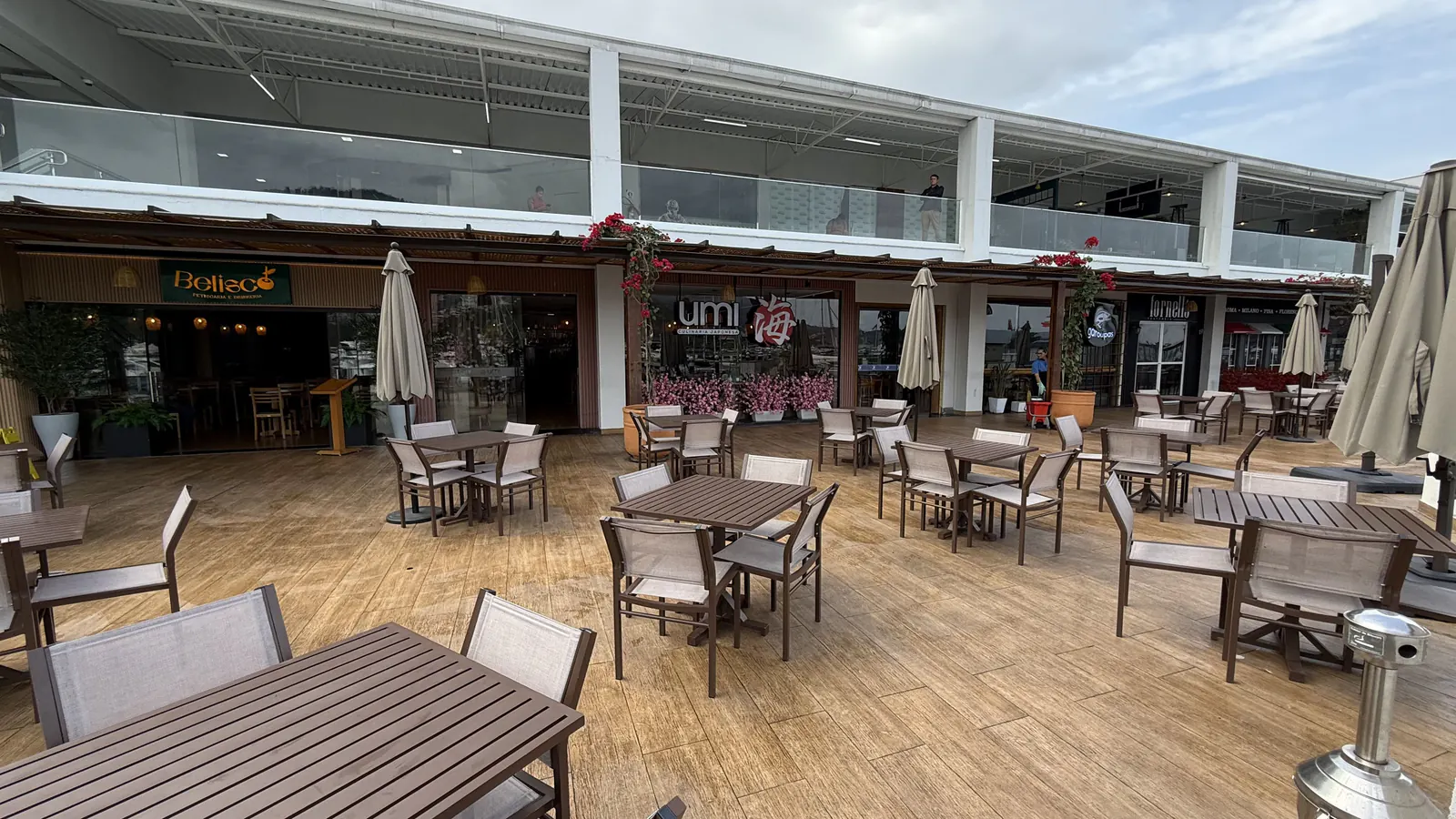 Área externa com restaurantes do shopping